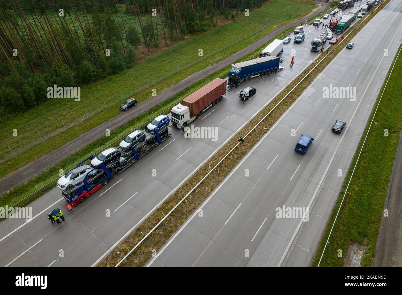couloir de la vie sur la route après un accident grave. Long blocage, le travail des services d'urgence est en cours. Banque D'Images