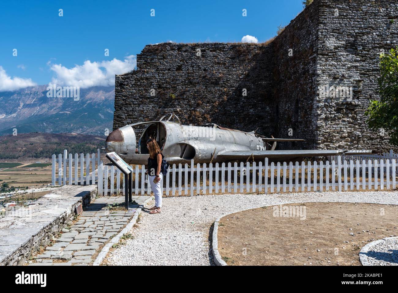 Gjirokaster, Albanie - 10 septembre 2022 : Tourisme près de l'avion américain Lockheed T-33 Shooting Star exposé au château de Gjirokastra, Albanie Banque D'Images