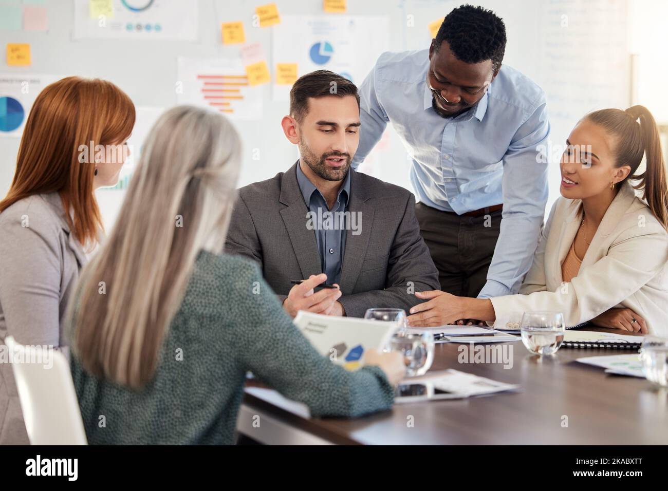 Création d'équipes, personnel d'affaires ou diversité pour les réunions d'affaires, la collaboration ou le travail sur le calendrier d'innovation marketing. Travail d'équipe, démarrage ou Banque D'Images