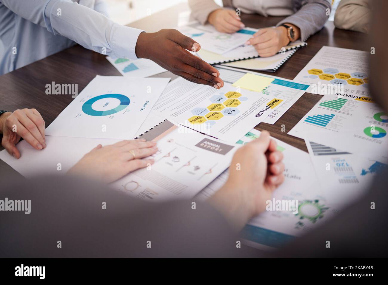 Les mains, les finances et les gens d'affaires dans une réunion avec le graphique, le graphique et les documents dans le bureau. Statistiques de marketing numérique, papier et manuel avec l'équipe Banque D'Images