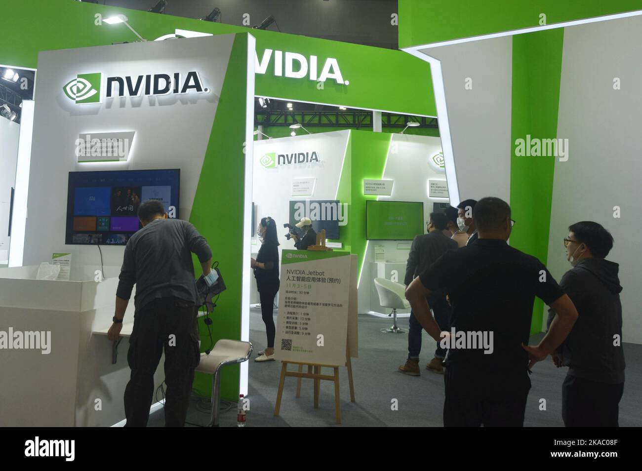 HANGZHOU, CHINE - 2 NOVEMBRE 2022 - les citoyens visitent le stand NVIDIA lors de la prochaine conférence Hangzhou Apsara 2022 à Hangzhou, dans le Zhejiang Provin Banque D'Images
