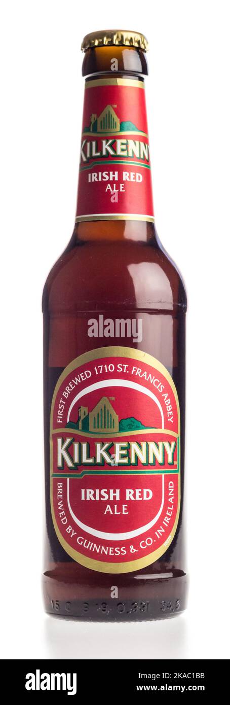 Bouteille de Kilkenny Irish Red Ale isolée sur fond blanc Banque D'Images