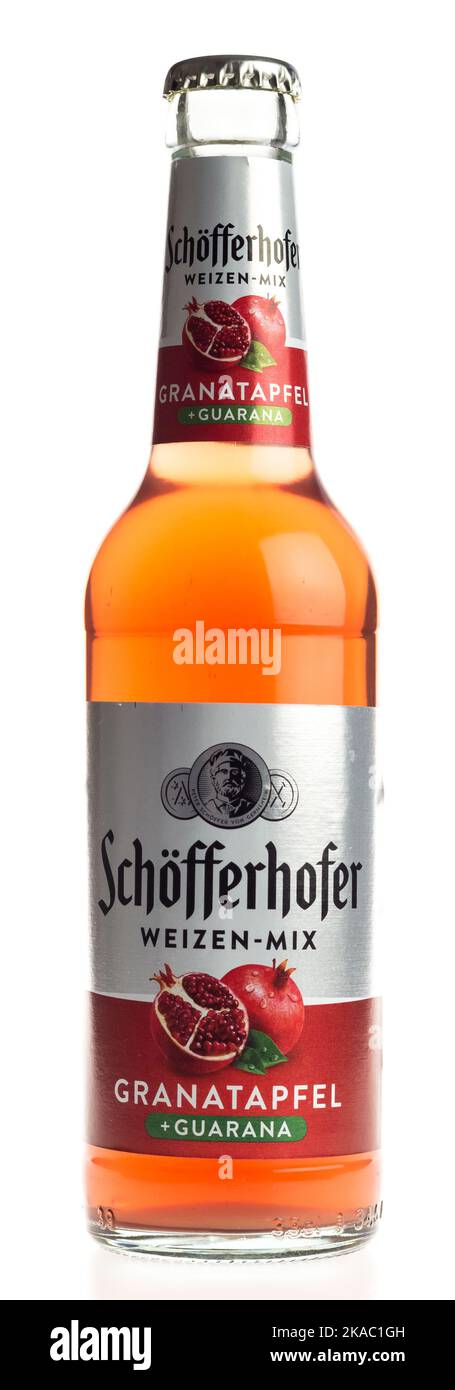 Bouteille de mélange de bière grenade Schofferhofer isolée sur fond blanc Banque D'Images