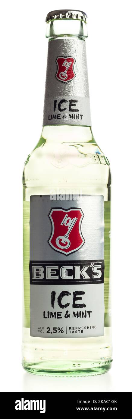 Bouteille de bière Becks Ice Lime et Mint isolée sur fond blanc Banque D'Images