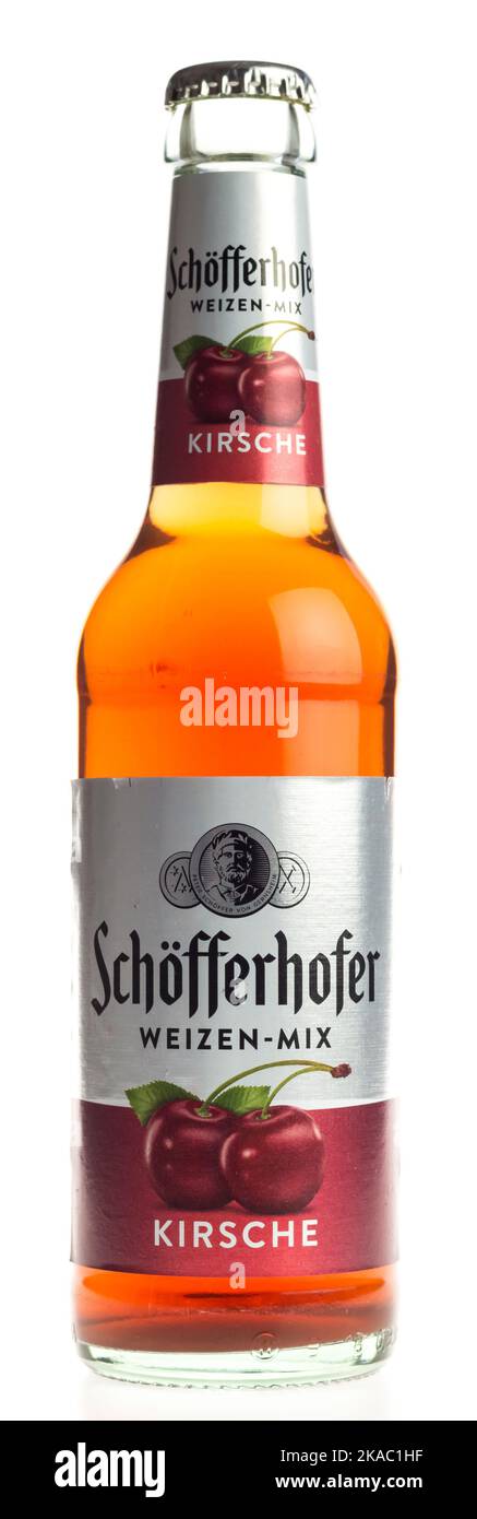 Bouteille de mélange de bière à la cerise Schofferhofer isolée sur fond blanc Banque D'Images
