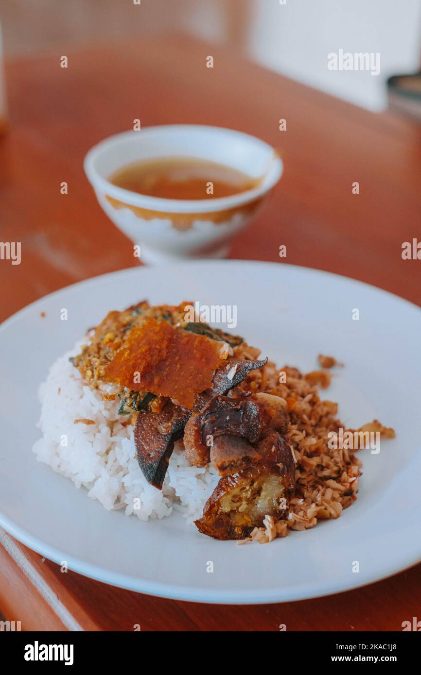 Photo verticale ou portrait d'une assiette de riz Nasi Babi Guling ou en rouleau de porc en anglais qui typique de la cuisine balinaise Banque D'Images