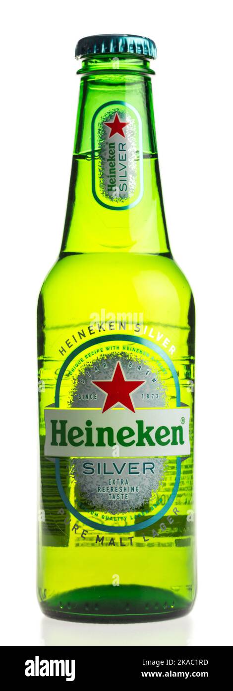 Bouteille de bière Heineken Silver isolée sur fond blanc Banque D'Images