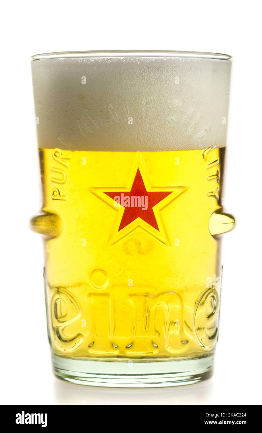 Verre de bière Heineken Silver isolé sur fond blanc Banque D'Images