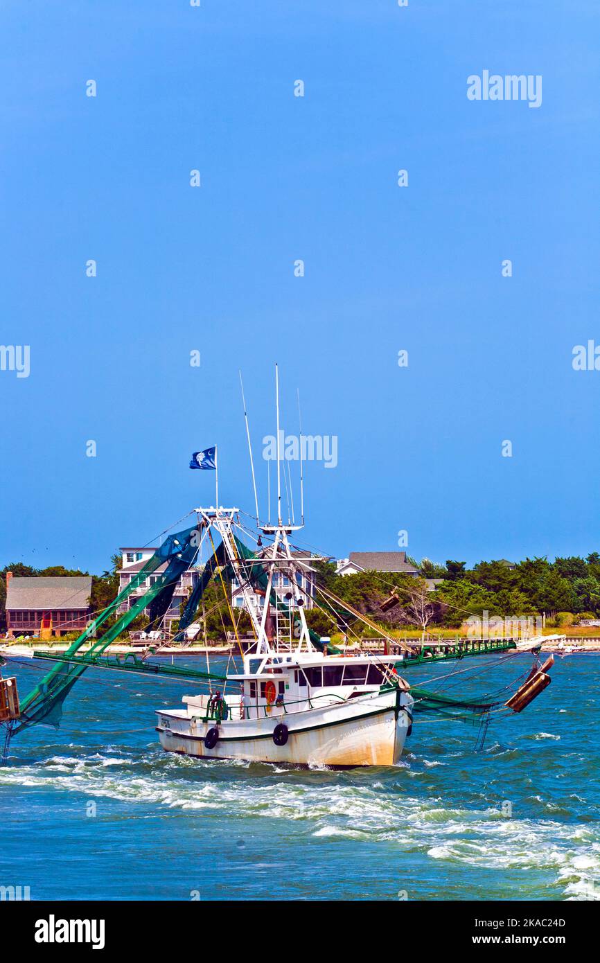 petit bateau de pêche en direction de l'océan Banque D'Images