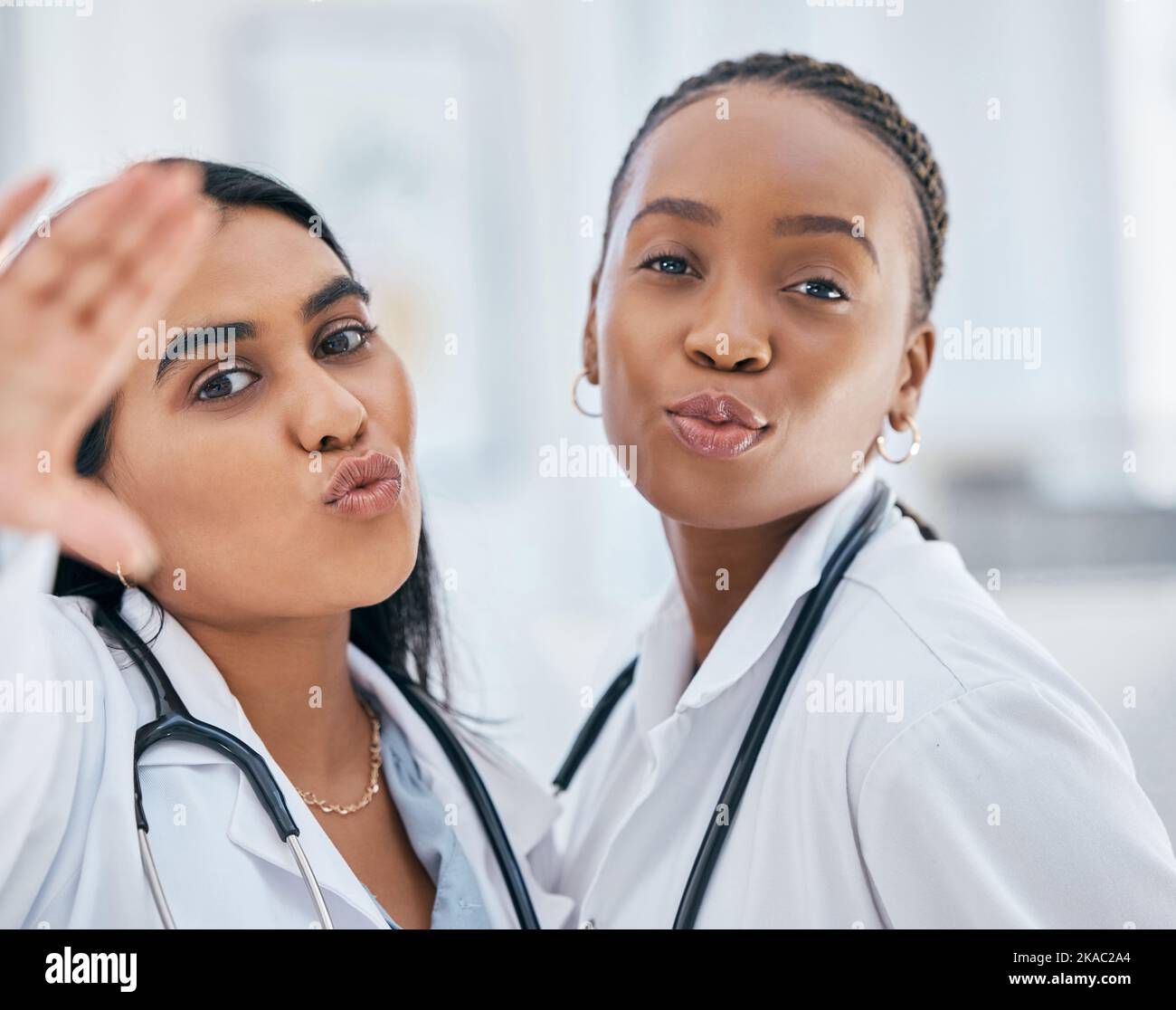 Médecins, selfie et équipe médicale prenant une photo de profil pour les amis, l'assurance santé et le service à l'hôpital. Visage de femmes de soins heureux pour Banque D'Images