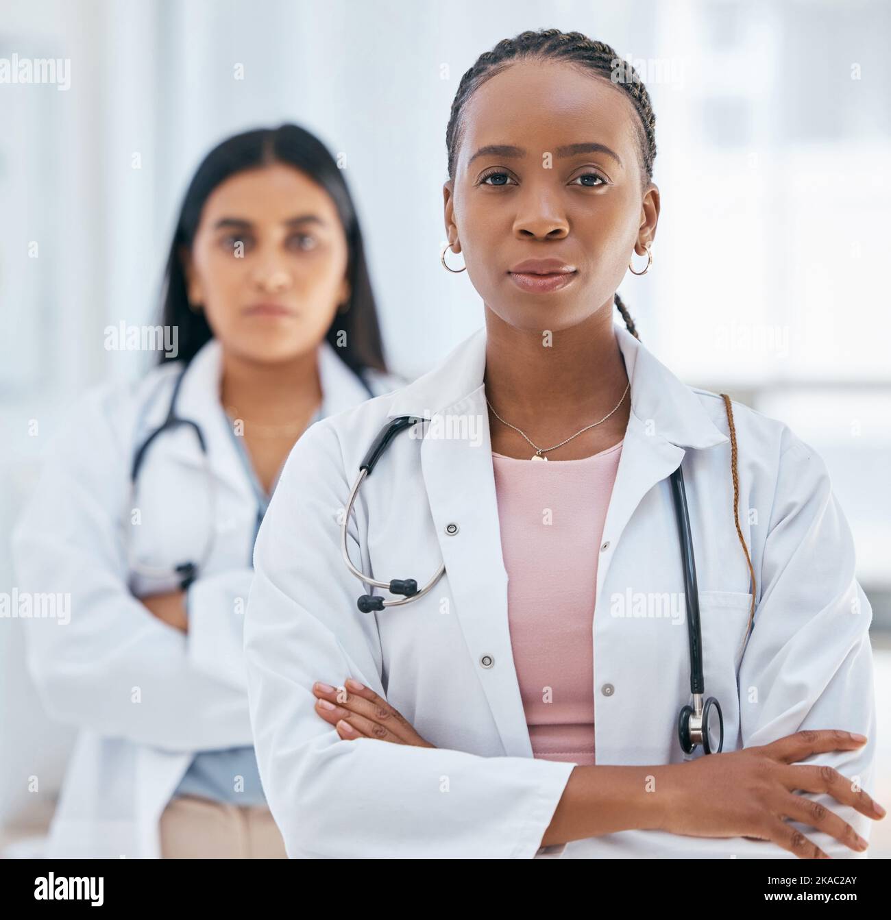 Soins de santé, femmes et succès, médecins avec état d'esprit de leadership dans l'hôpital ou la clinique. Femme noire médecin, partenariat médical et travail d'équipe avec Banque D'Images Soins de santé, femmes et succès, médecins avec état d'esprit de leadership dans l'hôpital ou la clinique. Femme noire médecin, partenariat médical et travail d'équipe avec Banque D'Images