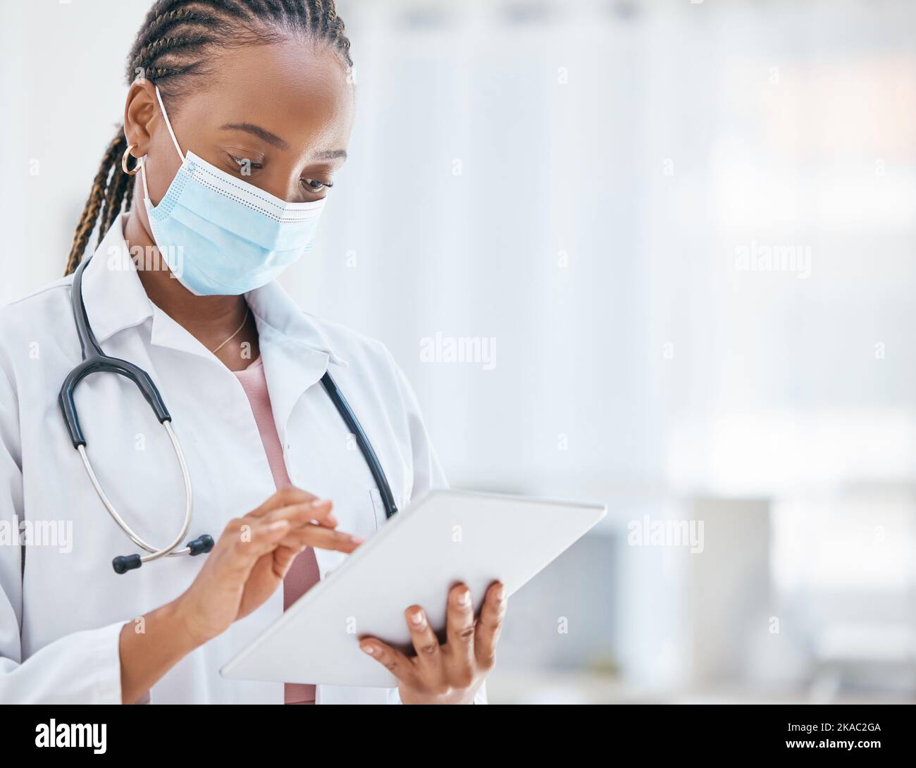 Médecin, tablette et covid dans la recherche en santé, la navigation ou la planification de rendez-vous à l'hôpital. Femme ou médecin généraliste afro-américain Banque D'Images
