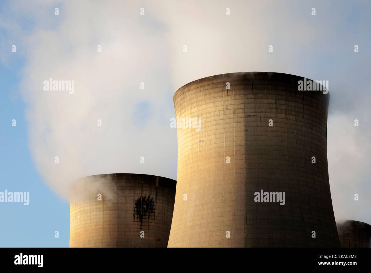 Vapeur s'élevant des tours de refroidissement Drax Power Station Yorkshire England Banque D'Images