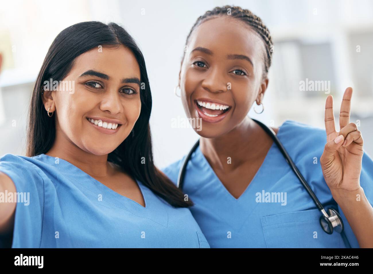 Infirmières, étudiants en médecine et femmes prenant le selfie pour les médias sociaux, la collaboration ou l'engagement de soins de santé à l'hôpital. Heureux, portrait et diversité Banque D'Images