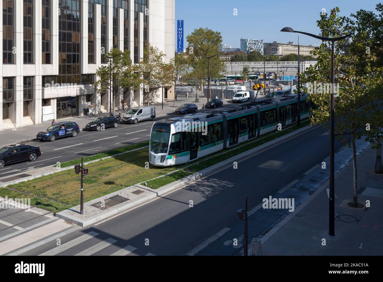 Paris, France - 21 septembre 2022 : tramway de la ligne T3b en quittant la gare porte de Clichy - Tribunal de Paris. Banque D'Images