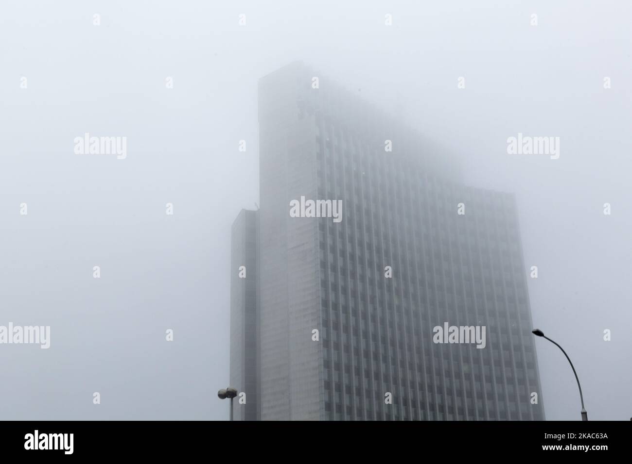 Tour d'affaires dans le brouillard Banque D'Images