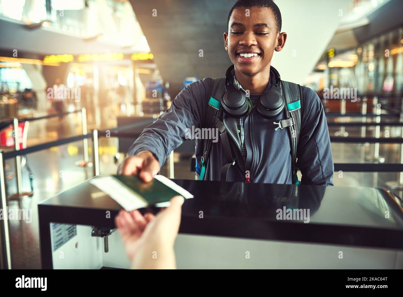 Juste quelques procédures supplémentaires avant de monter à bord. Un jeune homme qui embarque dans un aéroport. Banque D'Images