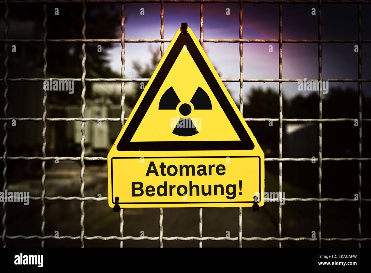 FOTOMONTAGE, Schild mit Radioaktivitätsymbole und der Aufschrift atomar Bedrohung Banque D'Images