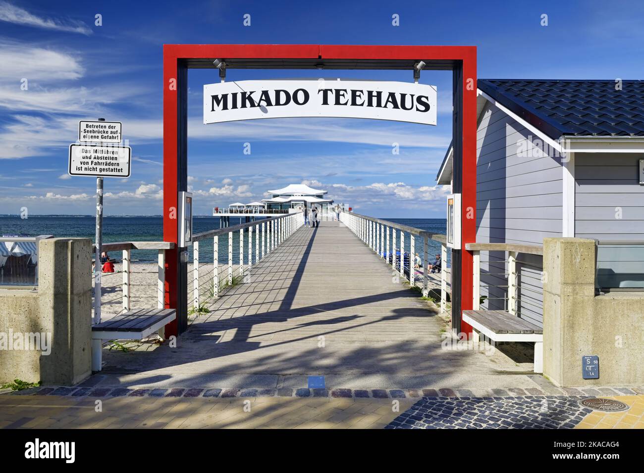 Ostsee, Seeschlösschenbrücke und Mikado-Teehaus in Timmendorfer Strand, Schleswig-Holstein, Deutschland, Europa Banque D'Images