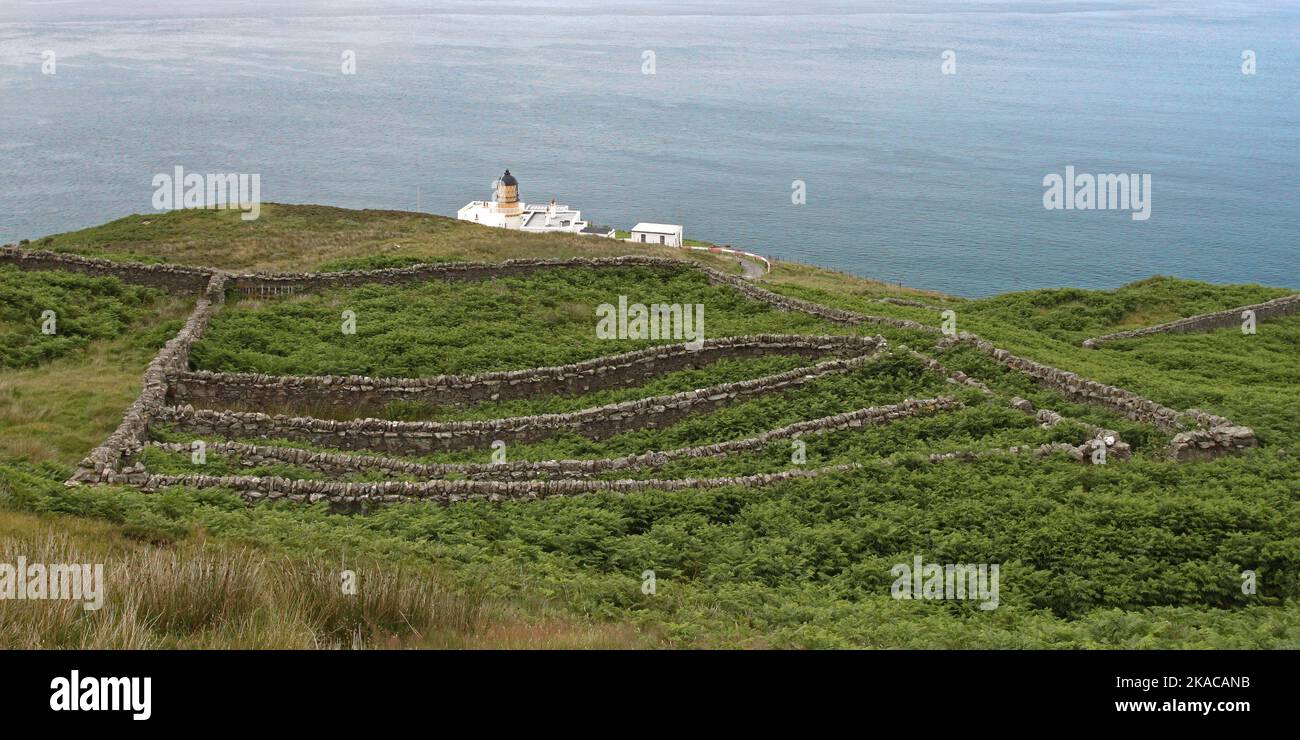 Mull of Kintyre Lighthouse et Old Dry Stack Stone Walls, Kintyre, Argyll and Bute, Écosse, Royaume-Uni, Grande-Bretagne Banque D'Images