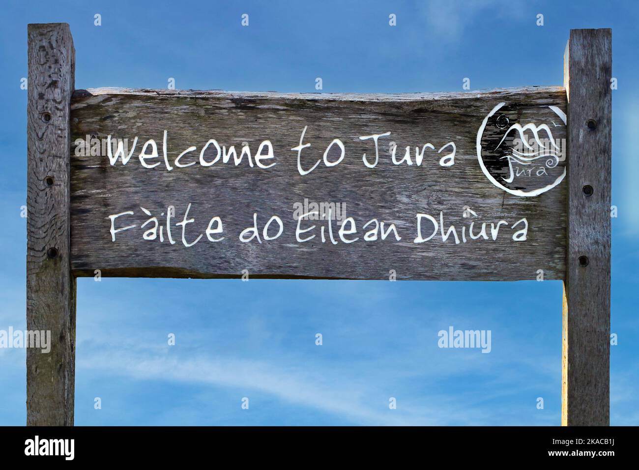 Panneau de bienvenue en bois à Feolin Ferry, Jura, Hébrides, Hébrides intérieures, Iles intérieures, Écosse, Royaume-Uni, Grande-Bretagne Banque D'Images