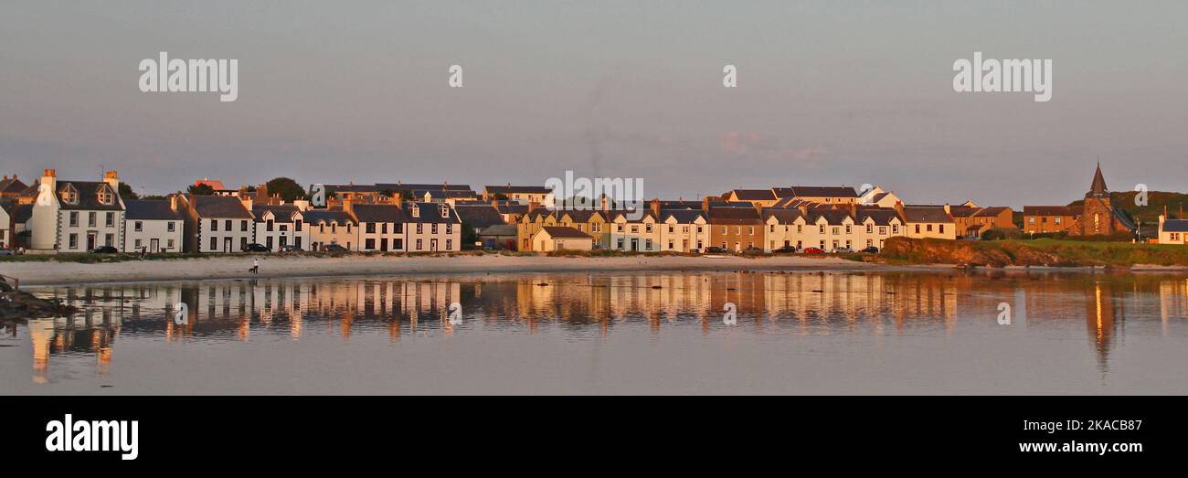 Les maisons blanches de Port Ellen, réfléchir sur l'eau, Port Ellen, Islay, Hebrides, Hébrides intérieures, Inner Isles, Écosse, Royaume-Uni Banque D'Images