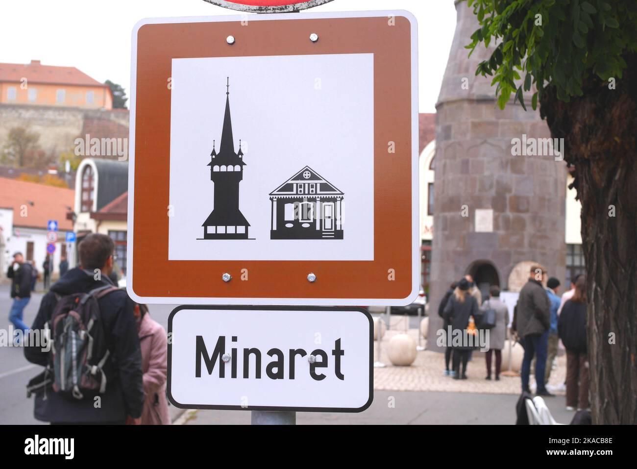Panneau touristique marron pour le minaret ottoman. Des gens qui font la queue pour monter le minaret, Eger, Hongrie Banque D'Images