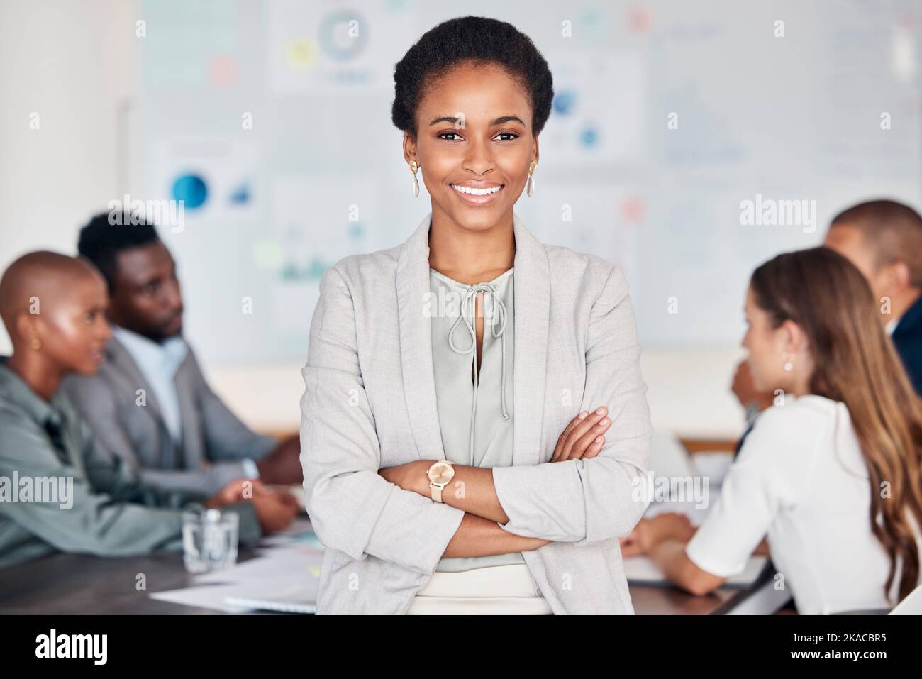 Rencontre, équipe et portrait d'une femme noire, d'un dirigeant ou d'un gestionnaire, avec fierté, confiance et bonheur. Communication, planification de la collaboration et Banque D'Images