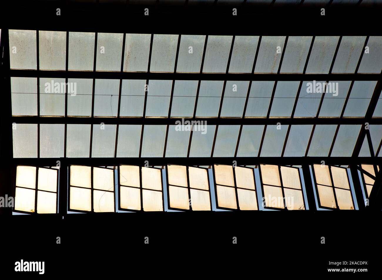La traversée à Wiesbaden, verre de toit donne une belle structure harmonique Banque D'Images