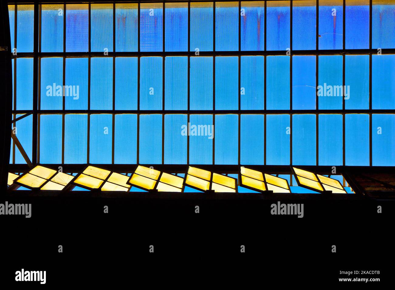 La traversée à Wiesbaden, verre de toit donne une belle structure harmonique Banque D'Images