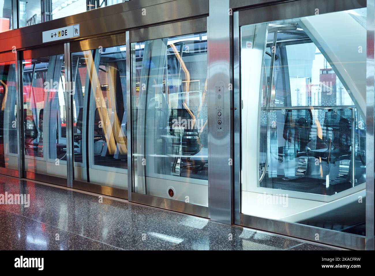 Ce train vous permettra de vous rendre à votre porte. Une gare à l'intérieur d'un aéroport. Banque D'Images