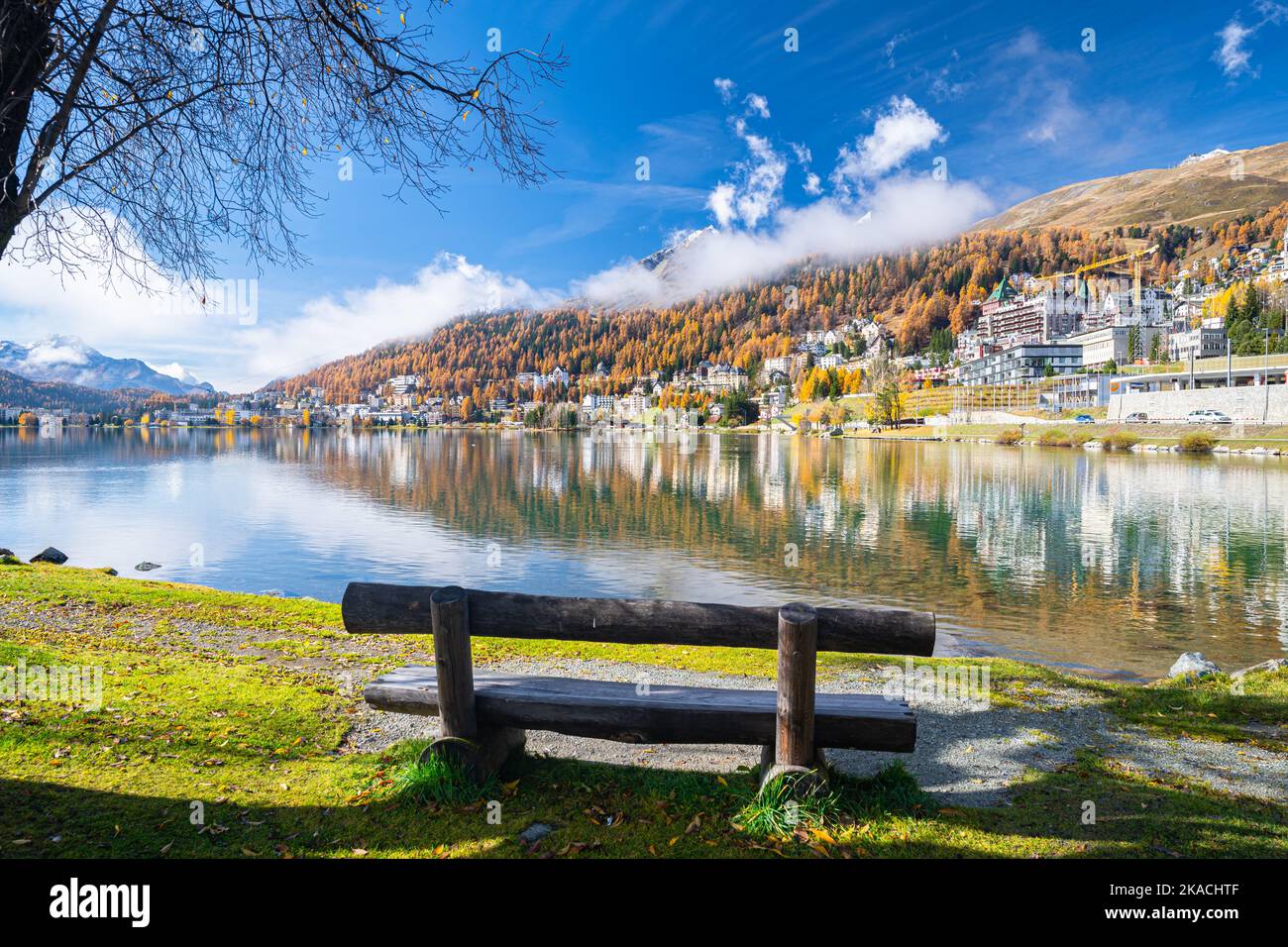 Vue d'automne pittoresque d'un banc en bois sur la rive du lac Saint-Moritz, Suisse Banque D'Images