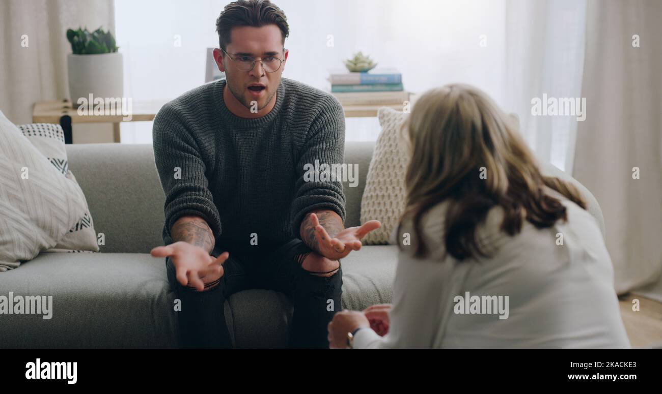 Le stress, l'anxiété et l'homme parlant au psychologue sur le canapé en santé mentale, en anxiété ou en thérapie de counseling bipolaire. En colère, en expliquant ou en crise patient Banque D'Images