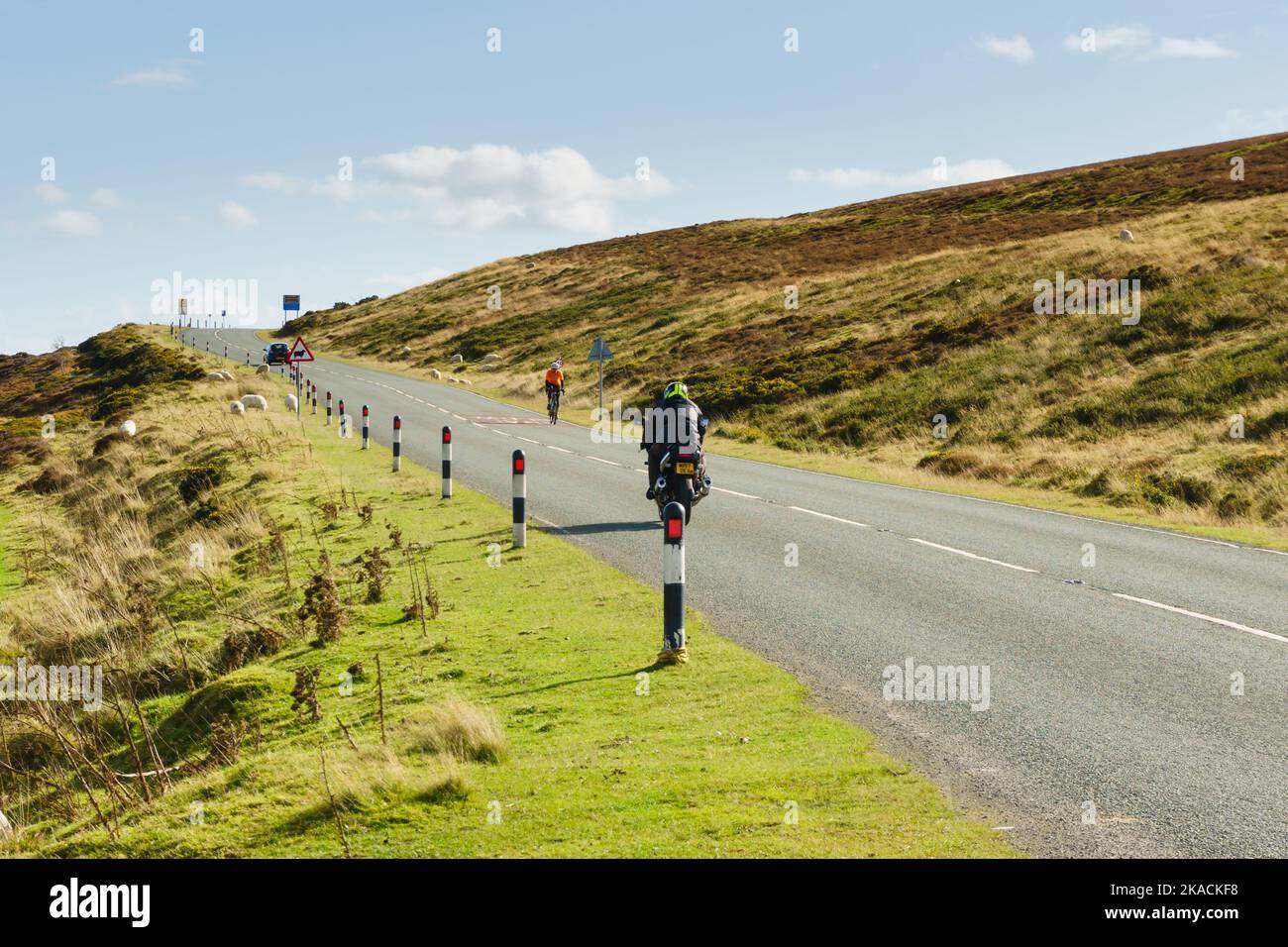 Moto sur le Horseshoe Pass près du café Ponderosa à Llantysilio sur la route A542 entre Llangollen et Ruthin Nord-Galles Banque D'Images