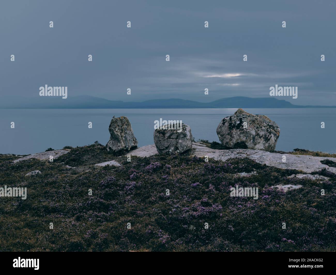 Une vue lointaine sur l'île de Skye et le paysage de roche et de bruyère de la région sud de l'Erradale près de Gairloch sur la côte ouest de l'Écosse au Royaume-Uni Banque D'Images