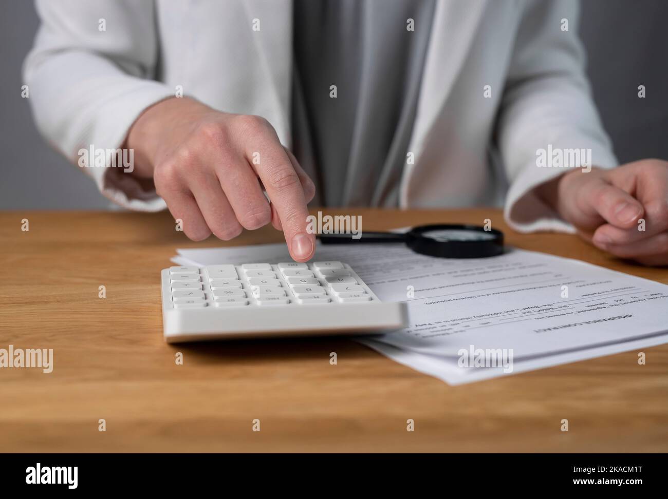 Contrat, calculatrice et agents calculent manuellement le budget pour l'accord de prêt. Banque D'Images