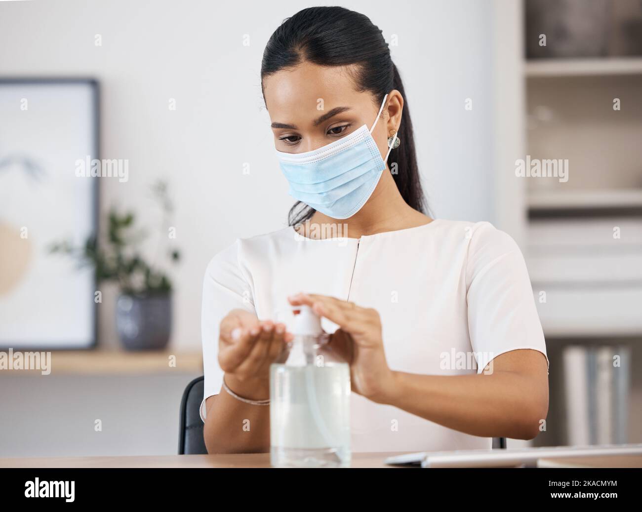 Les bactéries, les covidés et les femmes se nettoient les mains pour la conformité médicale et médicale dans un bureau au travail. Mexique, coronavirus et travailleur en masque facial Banque D'Images
