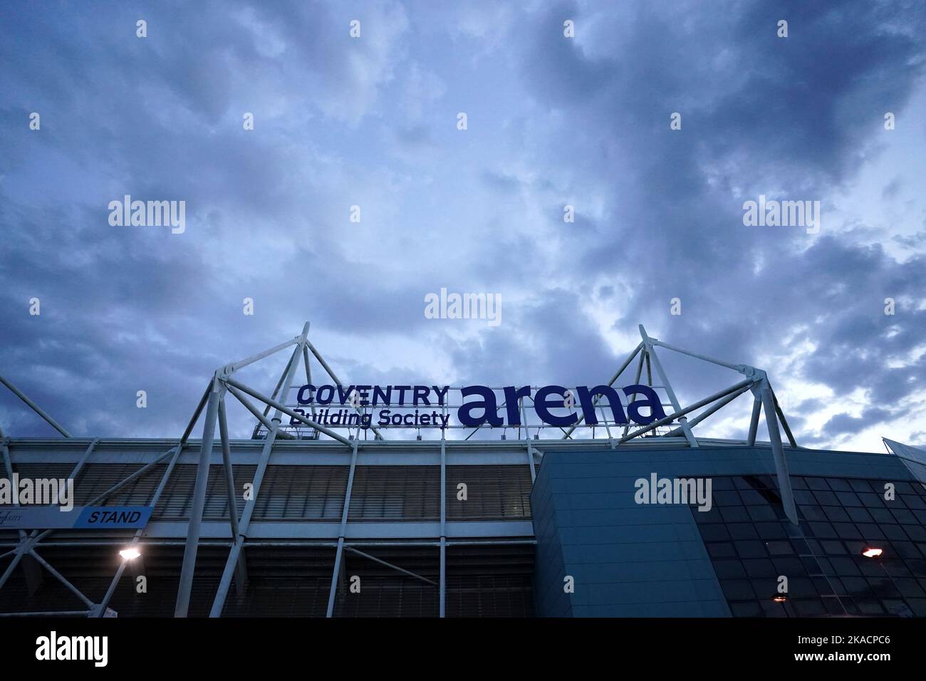Photo du dossier datée du 19-10-2022 d'Une vue générale de l'aréna Coventry Building Society, Coventry. Les sociétés qui possèdent le CBS Arena ont fait une demande d'administration, mais le stade restera ouvert. Une déclaration d'Arena Coventry Limited (ACL) a confirmé qu'un soumissionnaire privilégié a été identifié. C'est un soulagement pour Coventry avec les Sky Blues accueillant Wigan et QPR avant les pauses de saison pour la coupe du monde sur 12 novembre. Date de publication : mercredi 2 novembre 2022. Banque D'Images