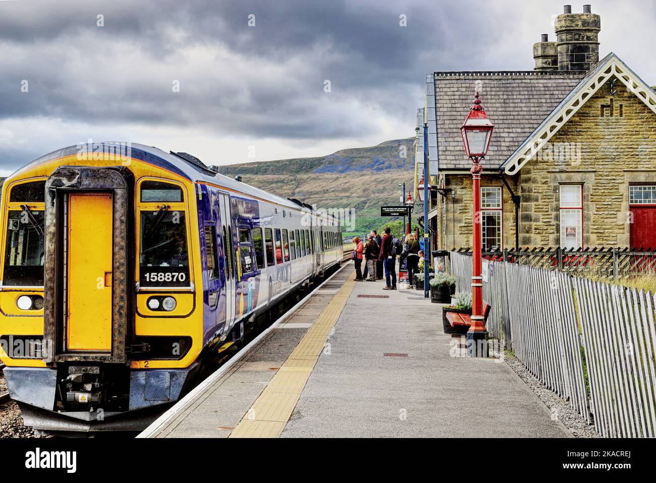 Les passagers font la queue pour monter à bord d'un train à la gare de Ribblehead, sur le plateau de Carlisle Line, Ribble Valley, North Yorkshire, Angleterre, Royaume-Uni Banque D'Images