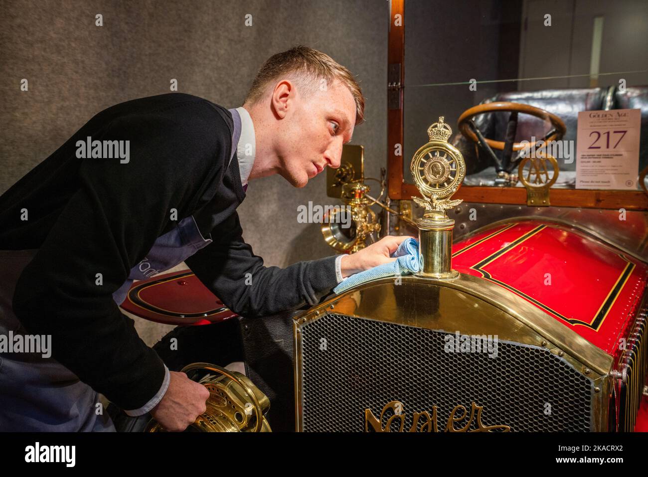 Londres, Royaume-Uni. 2 novembre 2022. Un art manutentionnaire polit un 1904 Napier 15hp (estimation: £275 000-350 000. Photocall pour le Bonhams Golden Age of Motoring Vente mettant en vedette le plus vieux Daimler et une ancienne grange trouver Napier ‘Supercar. La vente aura lieu le 4 novembre. Credit: amer ghazzal / Alamy Live News Banque D'Images