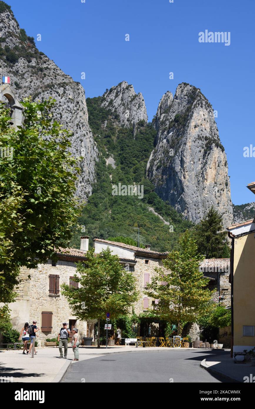Les touristes flânent dans le vieux village de Saou avec des affleurements rocheux menant à la forêt de Saou au-delà, Drôme ou Drôme Provence France Banque D'Images