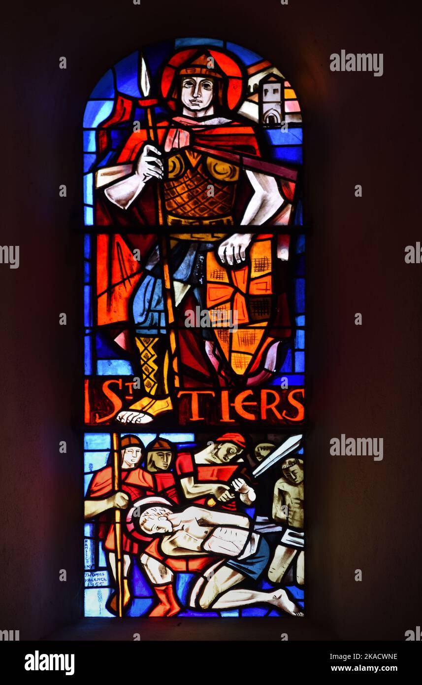 Vitraux de Saint tiers ou de Saint Thiers dans l'église romane de notre Dame de Saou, Saou Drôme Provence France en c13th Banque D'Images