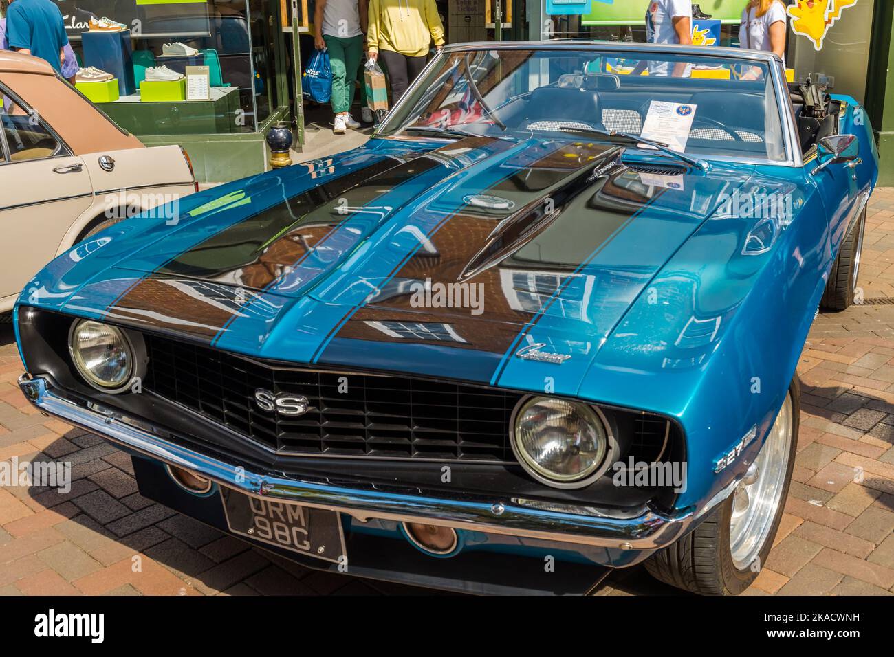 Une Camaro 1969 de Chevrolet et GMC est exposée dans le centre-ville de Gloucester Banque D'Images