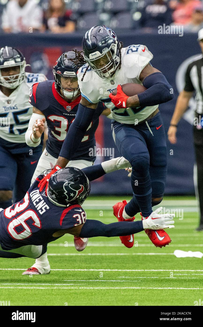 Tennessee Titans en arrière Derrick Henry (22) échappe aux bras étirés de Houston Texans sécurité Jonathan Owens (36) pendant la NFL football GA Banque D'Images