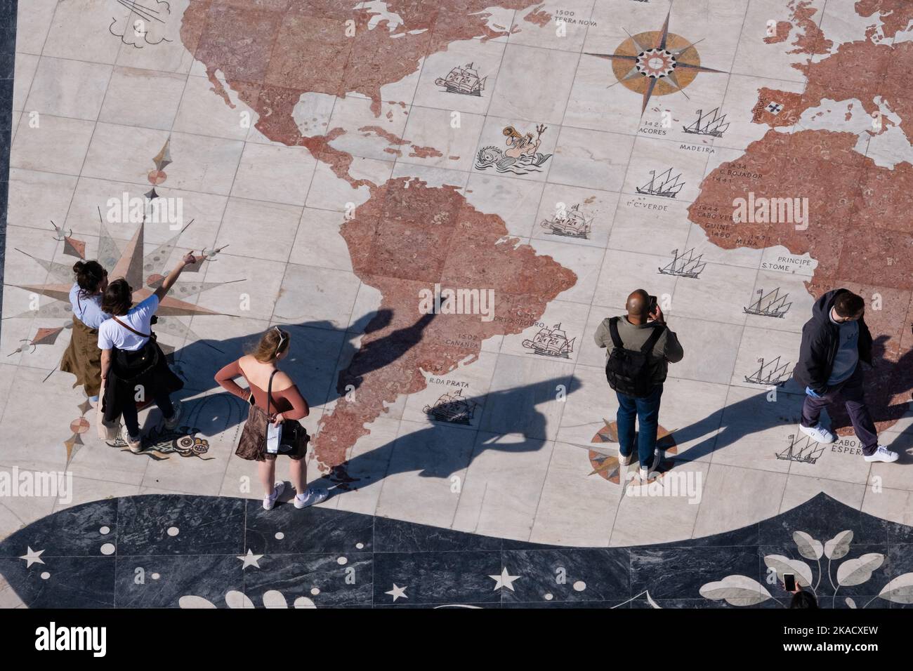 VUE AERIEAL, CARTE DU MONDE : touristes à la carte du monde murale Rose Compass au monument Padrão dos Descobrimentos à Lisbonne, Portugal. Photo : Rob Watkins Banque D'Images