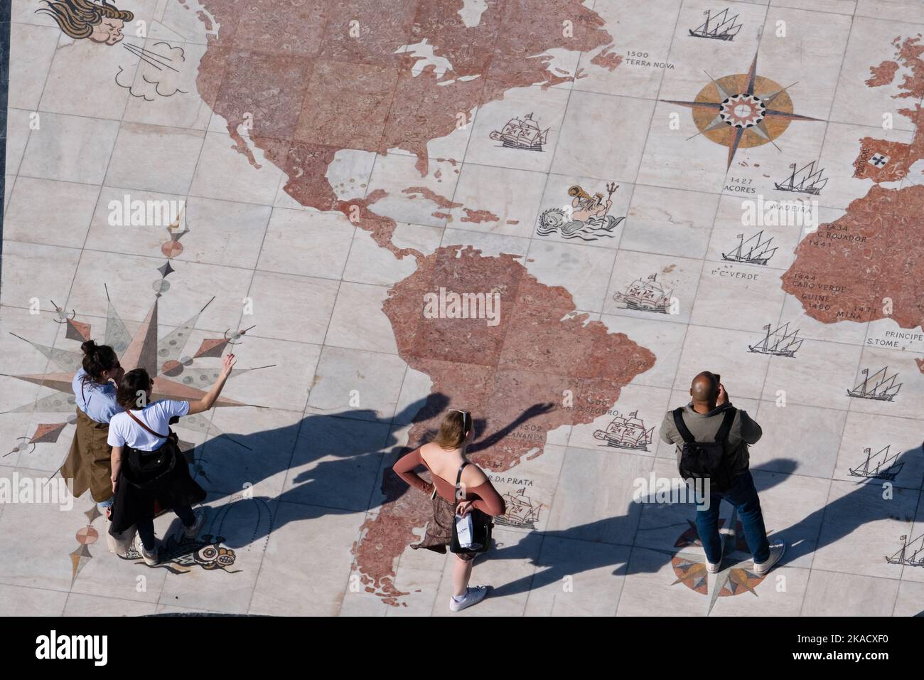 VUE AERIEAL, CARTE DU MONDE : touristes à la carte du monde murale Rose Compass au monument Padrão dos Descobrimentos à Lisbonne, Portugal. Photo : Rob Watkins Banque D'Images