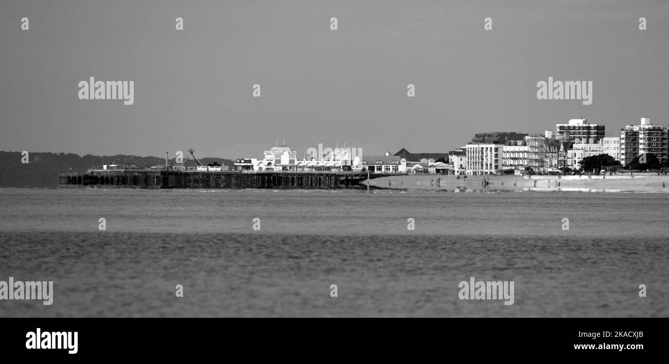 Southsea Pier vu dans cette photo noir et blanc prise de Hayling Island un jour de septembre encore Banque D'Images