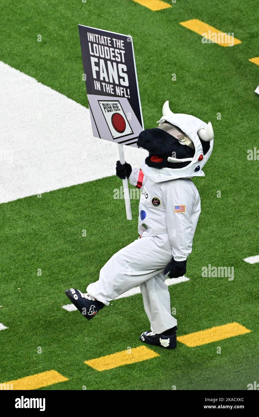 La mascotte des Texans de Houston Toro encourage les fans à « se faire du bruit » lors du match de football de la NFL entre les Titans du Tennessee et les Texans de Houston, le dimanche O. Banque D'Images