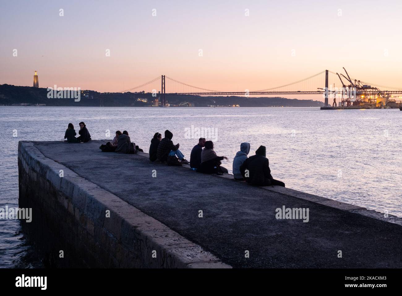SOIRÉE IDYLLIQUE : coucher de soleil sur le pont Ponte 25 de Abril et Santuário de Cristo Rei sur la Promenade de Tejo le long du fleuve Tage (Rio Tejo), Lisbonne, Portugal Banque D'Images
