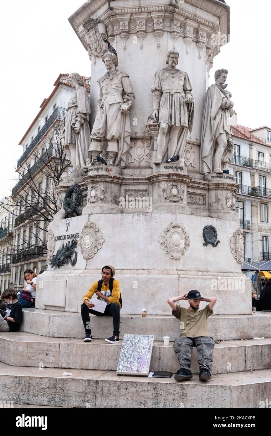 PLACE DE LA VIEILLE VILLE, LISBONNE : une scène de rue de la Praça Luís de Camões dans la vieille ville de Lisbonne, Portugal, mars 2022. Crédit photo : Rob Watkins Banque D'Images